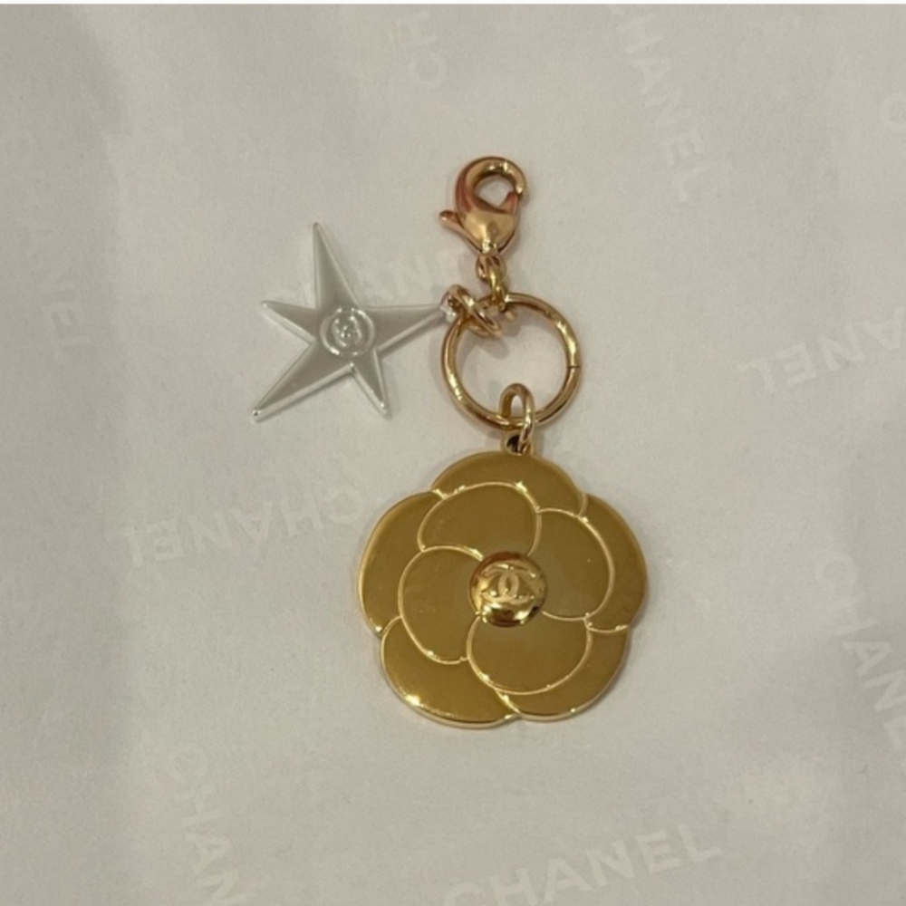 CHANEL Gold Floral and Silver Star Charm and Chanel gift bag accessories - Picture 3 of 12